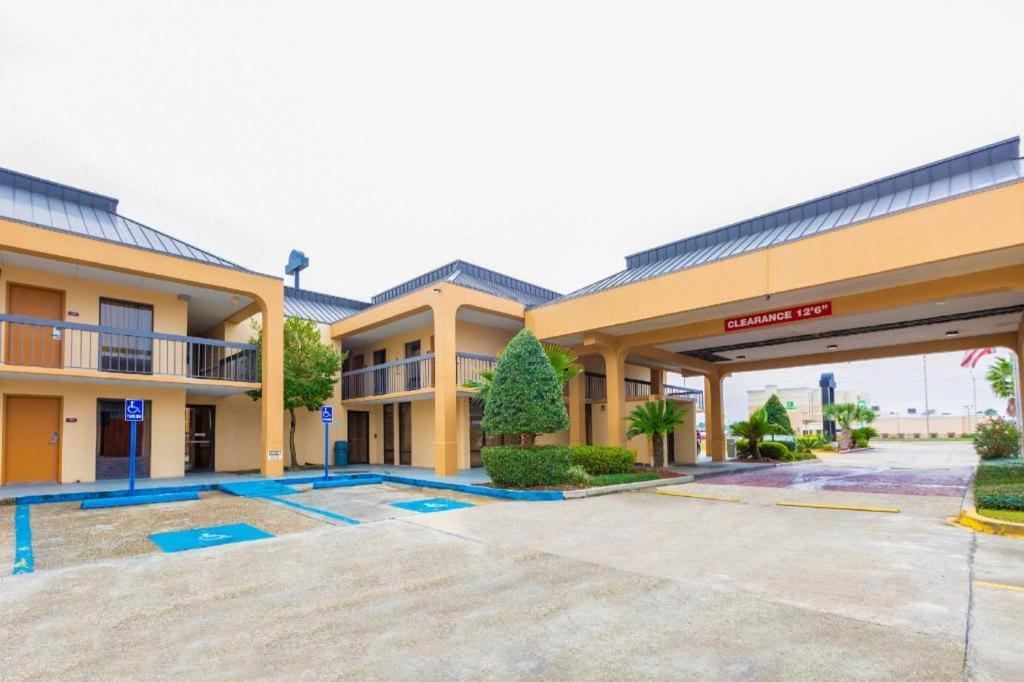 Oyo Hotel Baton Rouge Mid City Exterior photo