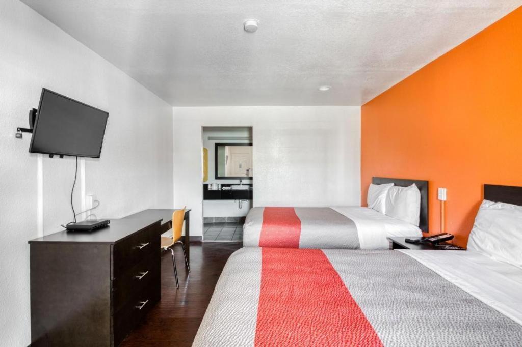Oyo Hotel Baton Rouge Mid City Exterior photo
