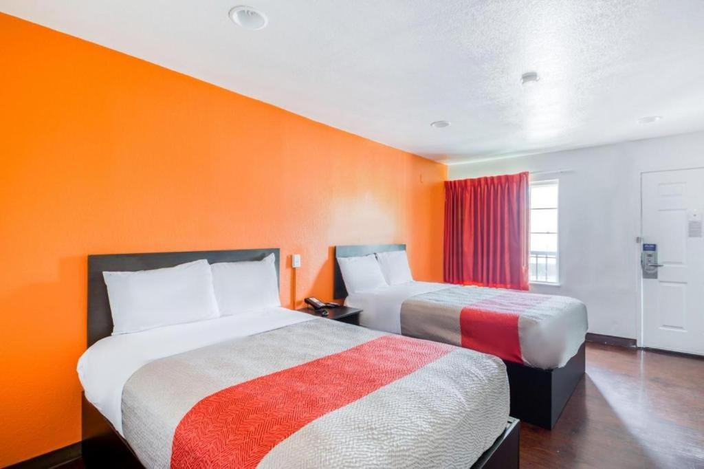 Oyo Hotel Baton Rouge Mid City Exterior photo