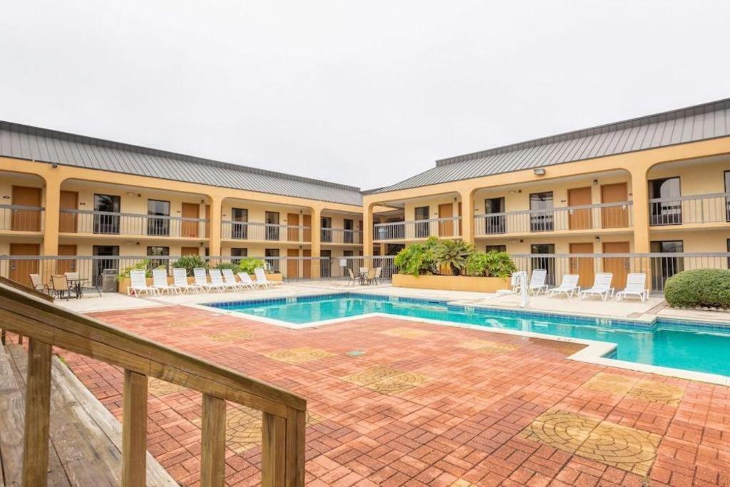 Oyo Hotel Baton Rouge Mid City Exterior photo