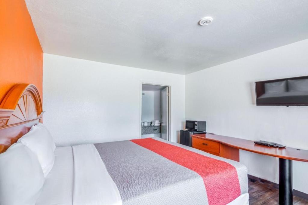 Oyo Hotel Baton Rouge Mid City Exterior photo