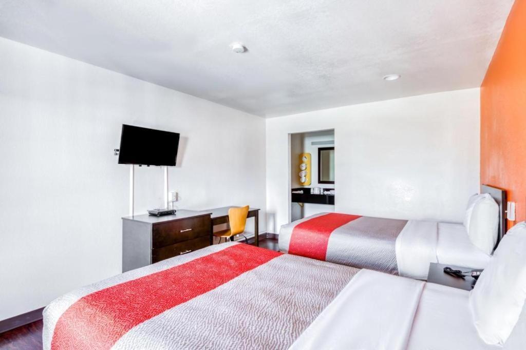 Oyo Hotel Baton Rouge Mid City Exterior photo