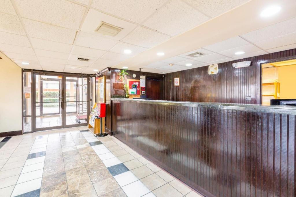 Oyo Hotel Baton Rouge Mid City Exterior photo