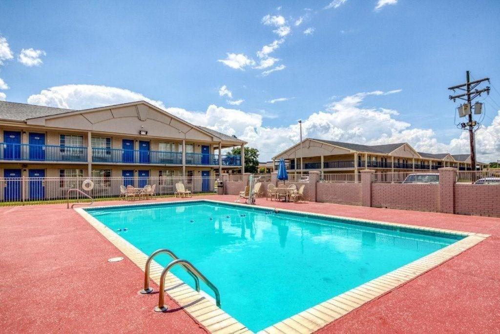 Oyo Hotel Baton Rouge Mid City Exterior photo